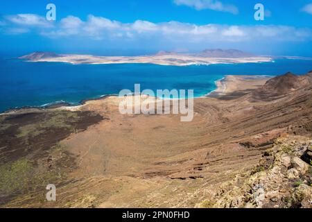 Lanzarote, îles Canaries, Espagne - vue sur la Graciosa depuis la proximité du Mirador del Rio Banque D'Images