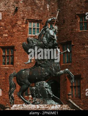 Statue de la renommée dans la cour d'entrée du château de Powis Banque D'Images