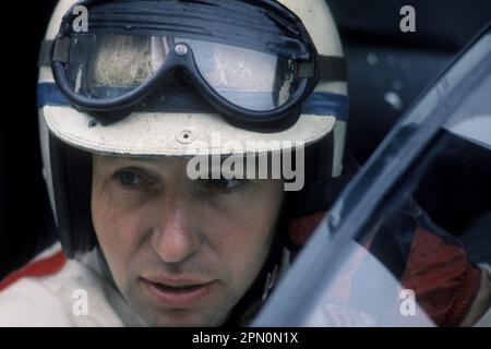 Portrait de John Surtees avant une course de prototype de sport il la fin des années soixante. Banque D'Images