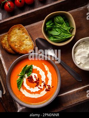 soupe crémeuse de tomates avec pain grillé Banque D'Images