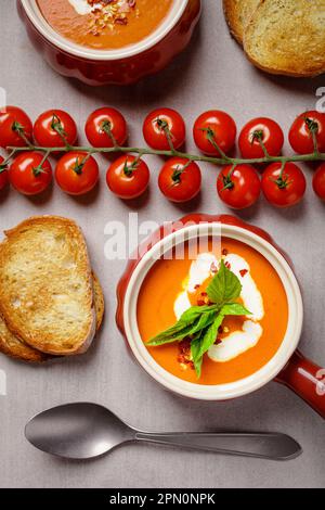 soupe crémeuse de tomates avec pain grillé Banque D'Images