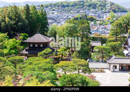 Kyoto Japon avril 2023 vue à travers le temple de Ginkaku-ji dans la paroisse de Sakyo et son célèbre jardin de sable sec et temples ciel bleu jour, ville de Kyoto, Japon, Asie Banque D'Images