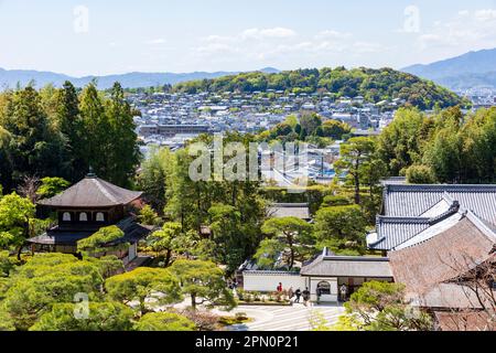 Kyoto Japon avril 2023 vue à travers le temple de Ginkaku-ji dans la paroisse de Sakyo et son célèbre jardin de sable sec et temples ciel bleu jour, ville de Kyoto, Japon, Asie Banque D'Images