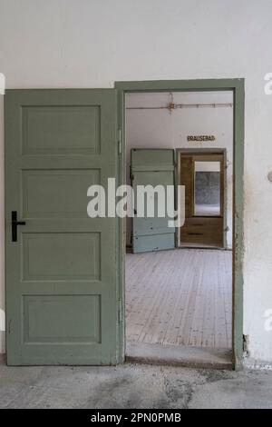 Trois portes à l'crématoire montrant quatre pièces : la salle d'attente, la chambre de dépôt, la chambre à gaz et la chambre de mort 1 où les morts ont été amenés bef Banque D'Images