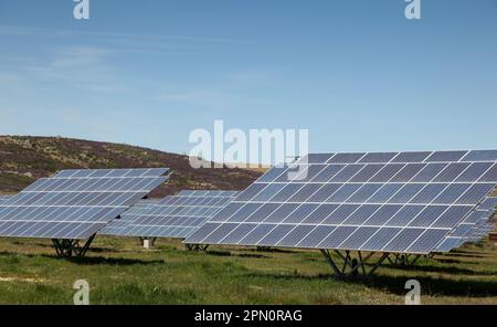 Grande ferme solaire située dans la campagne espagnole. Banque D'Images