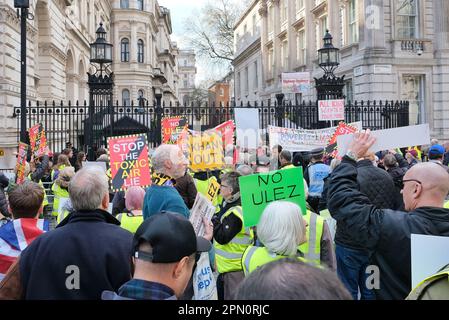 Londres, Royaume-Uni. 15th avril 2023. Des centaines de manifestants opposés à la zone d'émission ultra-faible (Ulez) ont défilé à travers Whitehall contre la proposition d'étendre le projet dans le Grand Londres le 29th août. Les véhicules non conformes devront payer une charge quotidienne de £12,50 si vous conduisez dans une zone d'Ulez dans le but d'améliorer la pollution de l'air. Crédit : onzième heure Photographie/Alamy Live News Banque D'Images