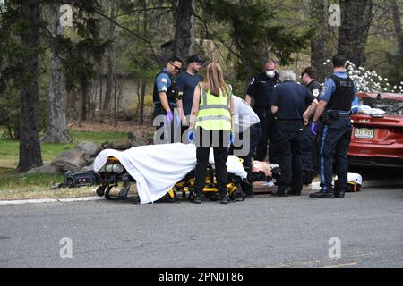 Franklin Lakes, États-Unis. 15th avril 2023. Personne blessée dans les soins d'urgence. Accident de voiture à Franklin Lakes, New Jersey, États-Unis. Deux véhicules ont été impliqués dans un accident. L'accident a eu lieu dans la zone de la sortie Summit Avenue sur la route 208 Nord, samedi soir. Les blessures ont été subies par une personne et la personne a été transportée par le SGE à l'hôpital. Crédit : SOPA Images Limited/Alamy Live News Banque D'Images