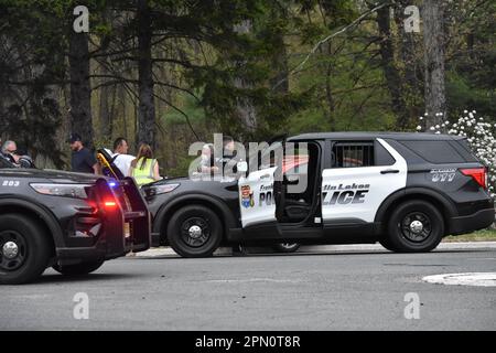 Franklin Lakes, États-Unis. 15th avril 2023. Des policiers sur les lieux de l'accident. Accident de voiture à Franklin Lakes, New Jersey, États-Unis. Deux véhicules ont été impliqués dans un accident. L'accident a eu lieu dans la zone de la sortie Summit Avenue sur la route 208 Nord, samedi soir. Les blessures ont été subies par une personne et la personne a été transportée par le SGE à l'hôpital. Crédit : SOPA Images Limited/Alamy Live News Banque D'Images