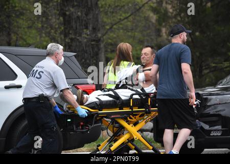 Franklin Lakes, États-Unis. 15th avril 2023. Personne blessée dans les soins d'urgence. Accident de voiture à Franklin Lakes, New Jersey, États-Unis. Deux véhicules ont été impliqués dans un accident. L'accident a eu lieu dans la zone de la sortie Summit Avenue sur la route 208 Nord, samedi soir. Les blessures ont été subies par une personne et la personne a été transportée par le SGE à l'hôpital. Crédit : SOPA Images Limited/Alamy Live News Banque D'Images