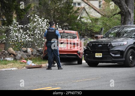 Franklin Lakes, États-Unis. 15th avril 2023. Des policiers sur les lieux de l'accident. Accident de voiture à Franklin Lakes, New Jersey, États-Unis. Deux véhicules ont été impliqués dans un accident. L'accident a eu lieu dans la zone de la sortie Summit Avenue sur la route 208 Nord, samedi soir. Les blessures ont été subies par une personne et la personne a été transportée par le SGE à l'hôpital. Crédit : SOPA Images Limited/Alamy Live News Banque D'Images