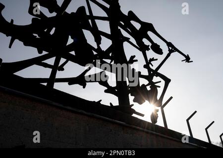 Le Sculpure commémoratif à Dachau en mémoire des victimes de l'Holocauste, fait par l'artiste Nandor Glid qui était un survivant de l'Holocauste. Banque D'Images