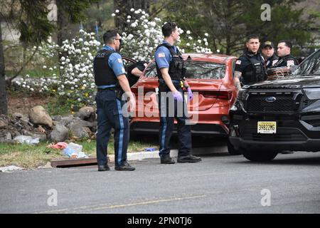 Franklin Lakes, États-Unis. 15th avril 2023. Des policiers sur les lieux de l'accident. Accident de voiture à Franklin Lakes, New Jersey, États-Unis. Deux véhicules ont été impliqués dans un accident. L'accident a eu lieu dans la zone de la sortie Summit Avenue sur la route 208 Nord, samedi soir. Les blessures ont été subies par une personne et la personne a été transportée par le SGE à l'hôpital. (Photo de Kyle Mazza/SOPA Images/Sipa USA) crédit: SIPA USA/Alay Live News Banque D'Images