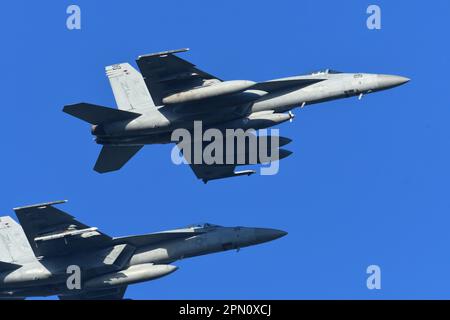 Préfecture de Kanagawa, Japon - 04 mai 2017 : Boeing F-18E Super Hornet multirôle de la Marine des États-Unis d'Amérique de VFA-27 Royal Maces. Banque D'Images