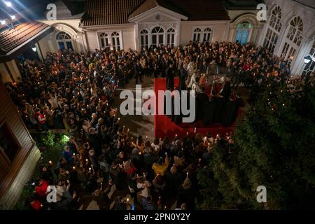 Fatih, Istanbul, Turquie. 16th avril 2023. Les croyants chrétiens orthodoxes tiennent des bougies pendant la cérémonie de Pâques à St. Église George à Istanbul, Turquie, début 16 avril 2023. Les croyants chrétiens orthodoxes célèbrent la résurrection de Jésus-Christ le 16 avril 2023. (Credit image: © Tolga Uluturk/ZUMA Press Wire) USAGE ÉDITORIAL SEULEMENT! Non destiné À un usage commercial ! Banque D'Images