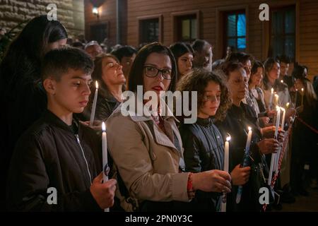 Fatih, Istanbul, Turquie. 16th avril 2023. Les croyants chrétiens orthodoxes tiennent des bougies pendant la cérémonie de Pâques à St. Église George à Istanbul, Turquie, début 16 avril 2023. Les croyants chrétiens orthodoxes célèbrent la résurrection de Jésus-Christ (Pâques) le 16 avril 2023. (Credit image: © Tolga Uluturk/ZUMA Press Wire) USAGE ÉDITORIAL SEULEMENT! Non destiné À un usage commercial ! Banque D'Images
