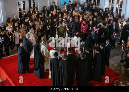 Fatih, Istanbul, Turquie. 16th avril 2023. Les croyants chrétiens orthodoxes tiennent des bougies pendant la cérémonie de Pâques à St. Église George à Istanbul, Turquie, début 16 avril 2023. Les croyants chrétiens orthodoxes célèbrent la résurrection de Jésus-Christ (Pâques) le 16 avril 2023. (Credit image: © Tolga Uluturk/ZUMA Press Wire) USAGE ÉDITORIAL SEULEMENT! Non destiné À un usage commercial ! Banque D'Images
