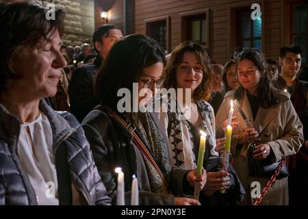 Fatih, Istanbul, Turquie. 16th avril 2023. Les croyants chrétiens orthodoxes tiennent des bougies pendant la cérémonie de Pâques à St. Église George à Istanbul, Turquie, début 16 avril 2023. Les croyants chrétiens orthodoxes célèbrent la résurrection de Jésus-Christ le 16 avril 2023. (Credit image: © Tolga Uluturk/ZUMA Press Wire) USAGE ÉDITORIAL SEULEMENT! Non destiné À un usage commercial ! Banque D'Images