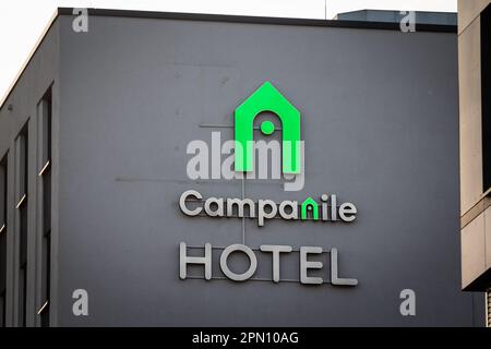 Photo d'un panneau avec le logo de Campanile en face de leur hôtel local dans le centre-ville de Duisburg. Campanile est une marque d'hôtels français speci Banque D'Images