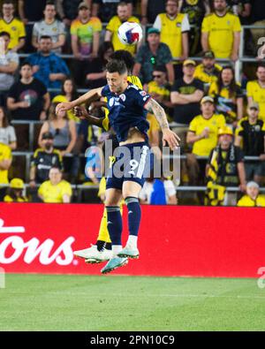 Columbus, Ohio, États-Unis. 15th avril 2023. La révolution de la Nouvelle-Angleterre en avant Giacomo Vrioni (9) remporte la tête contre l'équipe de Columbus dans leur match à Columbus, Ohio. Brent Clark/Cal Sport Media/Alamy Live News Banque D'Images