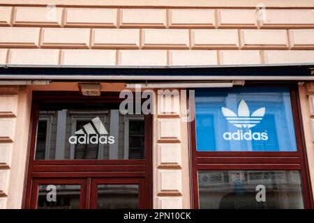 Photo des deux logos Adidas, montagne et trefoil, les plus récents et les plus anciens sur un magasin à Szeged, Hongrie. Adidas est une multinationale allemande corpor Banque D'Images