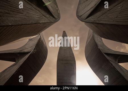 Photo du monument principal du Mémorial de Kosž, en béton sur les montagnes de Kosž, également appelé spomenik borcima kosmajskog odreda . Ce m Banque D'Images