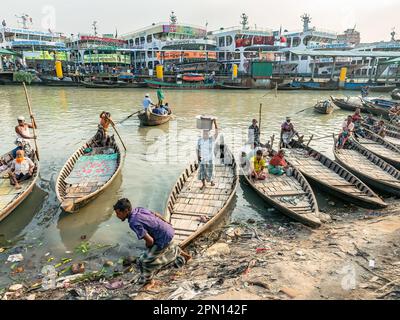 Ferries de différentes tailles à la station de bateau Wise Ghat sur le fleuve Buriganga à Dhaka, la capitale du Bangladesh. Banque D'Images