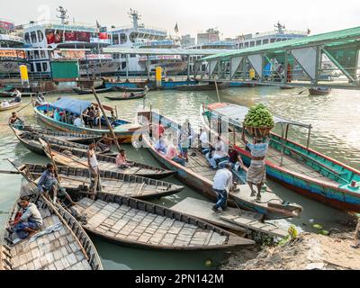 Ferries de différentes tailles à la station de bateau Wise Ghat sur le fleuve Buriganga à Dhaka, la capitale du Bangladesh. Banque D'Images