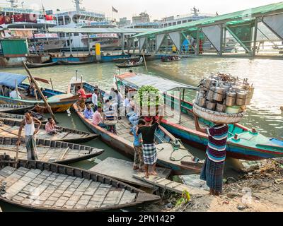 Ferries de différentes tailles à la station de bateau Wise Ghat sur le fleuve Buriganga à Dhaka, la capitale du Bangladesh. Banque D'Images