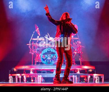 MIAMI, FL - AVRIL 15: Fher Olvera de MANA se produit pendant LA TOURNÉE de MANA Mexique Lindo y Querido 2023 au Centre Kaseya sur 15 avril 2023 à Miami, Floride. (Photo d'Alberto E. Tamargo/Sipa USA) Banque D'Images