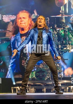 MIAMI, FL - AVRIL 15: Fher Olvera de MANA se produit pendant LA TOURNÉE de MANA Mexique Lindo y Querido 2023 au Centre Kaseya sur 15 avril 2023 à Miami, Floride. (Photo d'Alberto E. Tamargo/Sipa USA) Banque D'Images