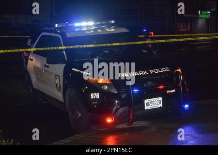 Newark, États-Unis. 15th avril 2023. Un véhicule de police bloque la scène du crime. Quatre personnes ont été prises de vue en masse à Newark, dans le New Jersey, aux États-Unis. Quatre personnes ont été filmées dans la région de Chancellor Avenue à Newark, samedi soir. Une personne a déclaré la mort à 8 h 34 HE, samedi, et trois autres victimes étaient dans un état critique selon le bureau du procureur du comté d'Essex. Les renseignements sur la victime sont susceptibles d'être modifiés si l'état de la victime s'aggrave ou si la victime est déclarée décédée. (Photo de Kyle Mazza/SOPA Images/Sipa USA) crédit: SIPA USA/Alay Live News Banque D'Images