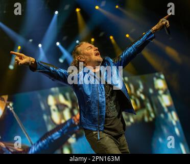 MIAMI, FL - AVRIL 15: Fher Olvera de MANA se produit pendant LA TOURNÉE de MANA Mexique Lindo y Querido 2023 au Centre Kaseya sur 15 avril 2023 à Miami, Floride. (Photo d'Alberto E. Tamargo/Sipa USA) Banque D'Images