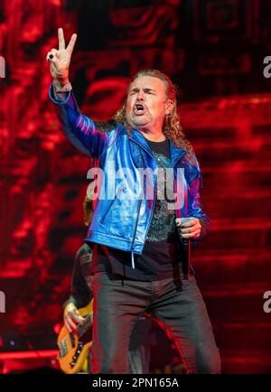 MIAMI, FL - AVRIL 15: Fher Olvera de MANA se produit pendant LA TOURNÉE de MANA Mexique Lindo y Querido 2023 au Centre Kaseya sur 15 avril 2023 à Miami, Floride. (Photo d'Alberto E. Tamargo/Sipa USA) Banque D'Images