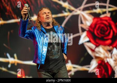 MIAMI, FL - AVRIL 15: Fher Olvera de MANA se produit pendant LA TOURNÉE de MANA Mexique Lindo y Querido 2023 au Centre Kaseya sur 15 avril 2023 à Miami, Floride. (Photo d'Alberto E. Tamargo/Sipa USA) Banque D'Images