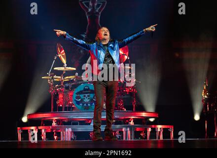 MIAMI, FL - AVRIL 15: Fher Olvera de MANA se produit pendant LA TOURNÉE de MANA Mexique Lindo y Querido 2023 au Centre Kaseya sur 15 avril 2023 à Miami, Floride. (Photo d'Alberto E. Tamargo/Sipa USA) Banque D'Images