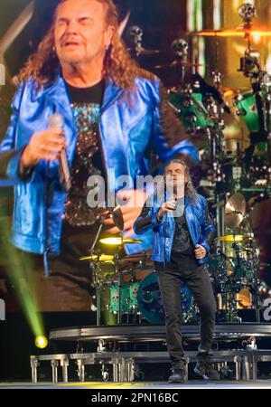 MIAMI, FL - AVRIL 15: Fher Olvera de MANA se produit pendant LA TOURNÉE de MANA Mexique Lindo y Querido 2023 au Centre Kaseya sur 15 avril 2023 à Miami, Floride. (Photo d'Alberto E. Tamargo/Sipa USA) Banque D'Images