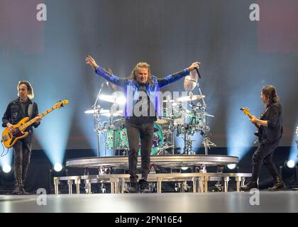 MIAMI, FL - AVRIL 15 : Juan Calleros, Fher Olvera, Alex Gonzalez et Sergio Vallon de MANA se produire lors de LA tournée de mana Mexico Lindo y Querido 2023 au Centre Kaseya sur 15 avril 2023 à Miami, Floride. (Photo d'Alberto E. Tamargo/Sipa USA) Banque D'Images