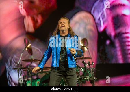 MIAMI, FL - AVRIL 15: Fher Olvera de MANA se produit pendant LA TOURNÉE de MANA Mexique Lindo y Querido 2023 au Centre Kaseya sur 15 avril 2023 à Miami, Floride. (Photo d'Alberto E. Tamargo/Sipa USA) Banque D'Images