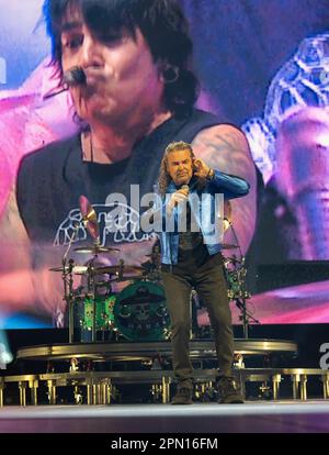 MIAMI, FL - AVRIL 15: Fher Olvera de MANA se produit pendant LA TOURNÉE de MANA Mexique Lindo y Querido 2023 au Centre Kaseya sur 15 avril 2023 à Miami, Floride. (Photo d'Alberto E. Tamargo/Sipa USA) Banque D'Images