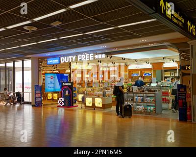 Bangkok, Thaïlande - 21 mars 2023: La boutique hors taxes à l'aéroport international Don Mueang, Bangkok, avec quelques clients. Banque D'Images