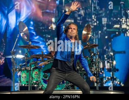 MIAMI, FL - AVRIL 15: Fher Olvera de MANA se produit pendant LA TOURNÉE de MANA Mexique Lindo y Querido 2023 au Centre Kaseya sur 15 avril 2023 à Miami, Floride. (Photo d'Alberto E. Tamargo/Sipa USA) Banque D'Images