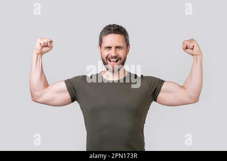 photo d'un homme musclé et puissant avec un chaume. t-shirt homme musclé résistant. Banque D'Images