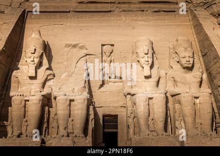 Les statues de pharao ramses II devant le temple d'Abu Simbel, en Égypte Banque D'Images