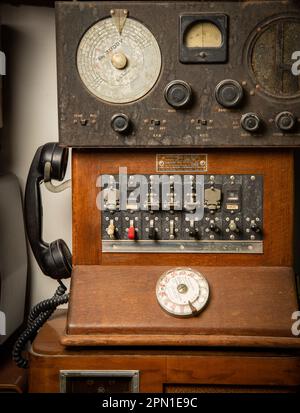 Tableau téléphonique historique en bois du 1950s Banque D'Images