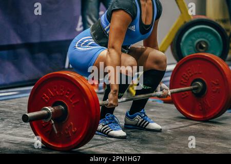 partie du corps et barbells femelle athlète de levée d'mort dans powerlifting. Adidas deadlift bottes et singlet haltérophilie Banque D'Images