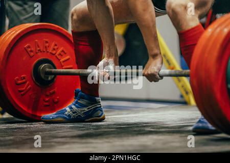 partie du corps et haltères mâles powerlift levage dans powerlifting. Chaussures de sécurité ASIC dans les jambes Banque D'Images
