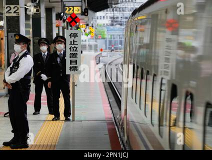 Tokio, Japon. 16th avril 2023. Les employés en uniforme de la Central Japan Railway Company se tiennent à côté du train à grande vitesse Shinkansen peu avant le départ du train pour Karuizawa. Le ministre des Affaires étrangères Baerbock (Bündnis 90/Die Grünen) voyage en train de Tokyo à la réunion de G7 ministres des Affaires étrangères à Karuizawa, au Japon. Crédit : Soeren Stache/dpa/Alay Live News Banque D'Images