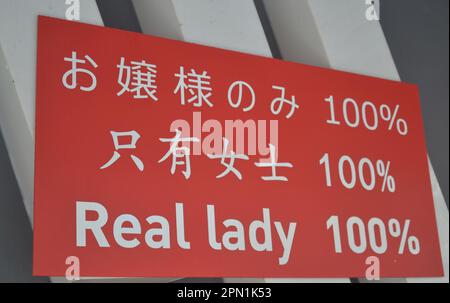 Un panneau à l'extérieur d'un Bangkok, femmes de Thaïlande Go Go bar annonce "vraie dame 100%" en anglais et d'autres langues. L'implication est qu'aucun des modèles sur scène ici ne sont des ladyboys, des travestis ou des transsexuels. Banque D'Images