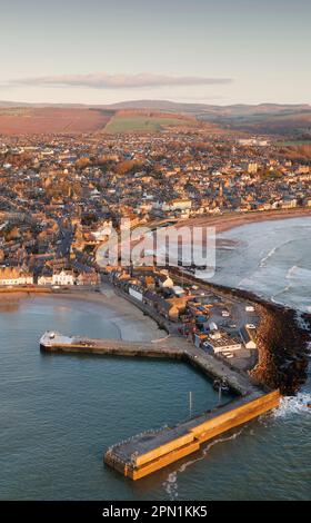 Port et ville de Stonehaven au lever du soleil en été Banque D'Images