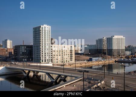 Architecture contemporaine du pont Atlantinsilta et bâtiments résidentiels récemment construits à Jätkäsaari ou dans le quartier de Länsisatama à Helsinki, en Finlande Banque D'Images